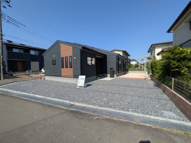 第1　牛久市岡見町　新築戸建ての外観|現地完成済で建物も駐車場やお庭も全てご覧いただけます。
ご自身の目で街並みや敷地の広さ、陽当たりをご確認ください。