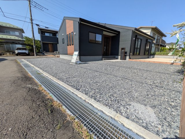 第1　牛久市岡見町　新築戸建ての駐車場|駐車は4台以上可能です♪
現地案内会開催中です！ 平日のご見学も可能です。 お気軽にお問い合わせください♪ 【リアライズ不動産】 0297-86-8370まで♪