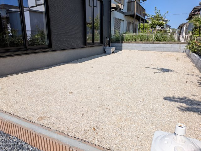 第1　牛久市岡見町　新築戸建ての庭|リビングに明るい光を届ける南庭。
お子様の遊び場やペットのスペースとしても最適です。
室内外で心地よい暮らしが叶います。