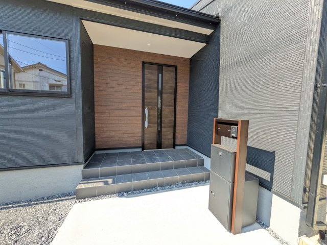 第1　牛久市岡見町　新築戸建ての玄関|日当たりや広さを現地で体感してください。理想のガーデニングや家庭菜園を始めてみませんか。