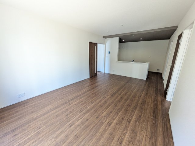 第1　牛久市岡見町　新築戸建ての居間・リビング|家族全員の靴がスッキリ片付く大容量シューズボックス完備。
お客様を気持ちよく迎えられる、明るく清潔感あふれる玄関です。