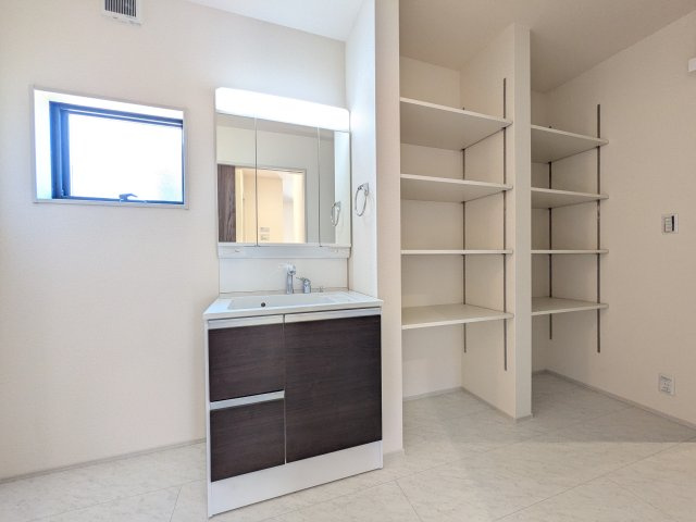 第1　牛久市岡見町　新築戸建ての浴室|三面鏡の洗面化粧台はミラー扉の内側がすべて収納スペースになっており、収納力も魅力的です♪
ボックスティッシュも収納可能で、可変トレイは収納物に応じて高さ調整ができます！
取り外して洗えるので清潔です♪