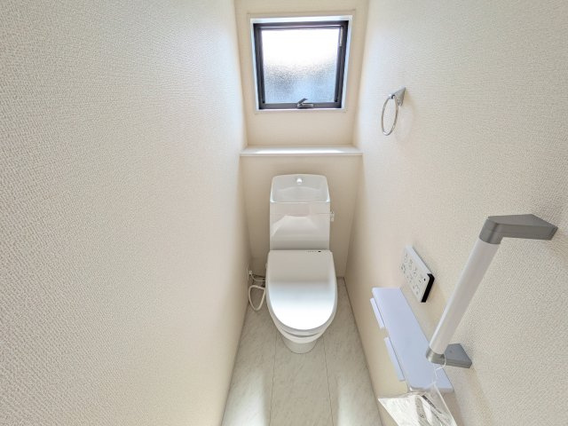 第1　牛久市岡見町　新築戸建てのトイレ|窓付きで明るく白を基調とした清潔感のあるトイレは温水洗浄便座付きです♪
