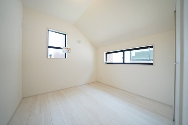 【横浜市南区永田台23-3全2棟新築戸建て】★仲介手数料無料★（永田台小学校・永田中学校）の洋室|二面採光によりやわらかな陽光が差し込む約4.5帖の洋室。コンパクトながらも圧迫感が少なく、子ども部屋や書斎にも使いやすい空間です。