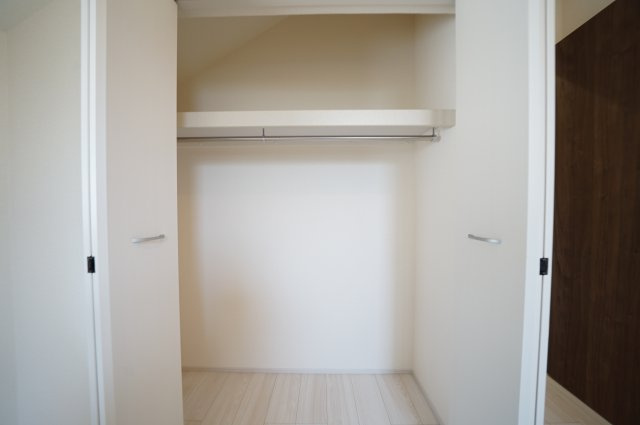 【横浜市南区永田台23-3全2棟新築戸建て】★仲介手数料無料★（永田台小学校・永田中学校）の収納|奥行きのあるクローゼットを設置。衣類はもちろん、季節物や大型荷物もすっきり収納でき、お部屋を広く使えます。