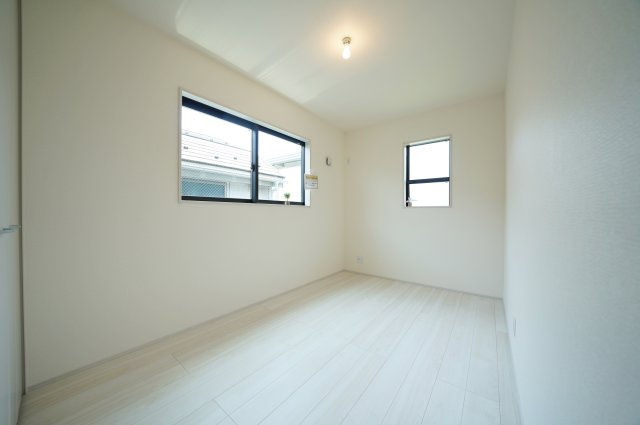 【横浜市南区永田台23-3全2棟新築戸建て】★仲介手数料無料★（永田台小学校・永田中学校）の洋室|約5.1帖のゆとりあるストレージルーム。大きな窓から自然光が入り、趣味部屋やテレワークスペースとしても活用できます。