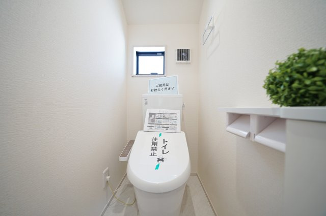 【横浜市南区永田台23-3全2棟新築戸建て】★仲介手数料無料★（永田台小学校・永田中学校）のトイレ|2階にもトイレを設置し、朝の忙しい時間帯も快適。小窓付きで換気もしやすく、清潔感のある空間に仕上がっています。