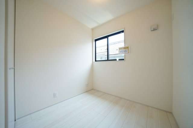 【横浜市南区永田台23-3全2棟新築戸建て】★仲介手数料無料★（永田台小学校・永田中学校）の洋室|約3.2帖のストレージルームは、収納部屋としてはもちろん、書斎や趣味スペースなど多目的に使える便利な空間です。