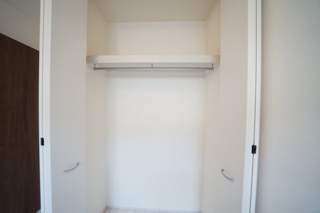 【横浜市南区永田台23-3全2棟新築戸建て】★仲介手数料無料★（永田台小学校・永田中学校）の収納|シンプルで使いやすいクローゼットを完備。衣類や生活用品をしっかり収納でき、お部屋を広々と使うことができます。