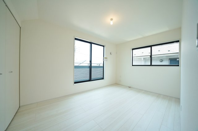 【横浜市南区永田台23-3全2棟新築戸建て】★仲介手数料無料★（永田台小学校・永田中学校）の洋室|約6.7帖のゆとりある洋室。大きな窓から自然光がたっぷり入り、主寝室としても快適に使える開放感ある空間です。