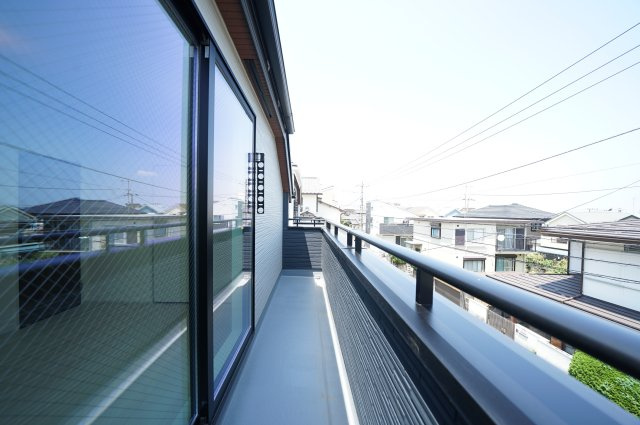 【横浜市南区永田台23-3全2棟新築戸建て】★仲介手数料無料★（永田台小学校・永田中学校）のバルコニー|陽当たりの良いワイドバルコニー。洗濯物もたっぷり干せる広さがあり、心地よい風を感じながら過ごせます。
