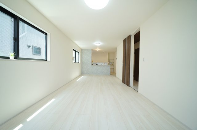 【横浜市南区永田台23-3全2棟新築戸建て】★仲介手数料無料★（永田台小学校・永田中学校）の居間・リビング|広々としたLDKは、家具配置もしやすい整形空間。大きな窓からやさしい陽光が差し込み、家族が自然と集まる心地よい空間です。