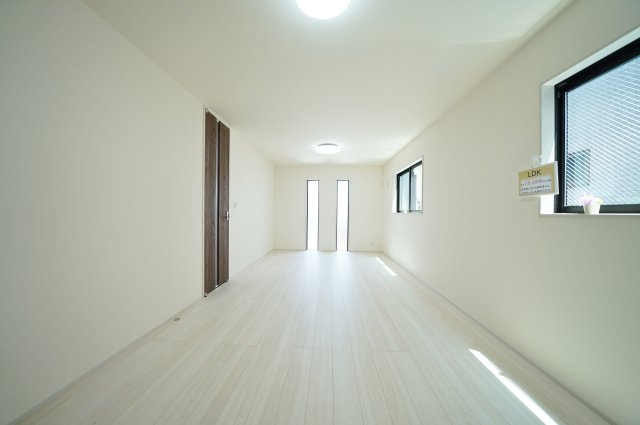 【横浜市南区永田台23-3全2棟新築戸建て】★仲介手数料無料★（永田台小学校・永田中学校）の居間・リビング|奥行きのあるリビング空間は開放感たっぷり。明るいフローリングが室内をより広く見せ、ゆったりとした時間を演出します。