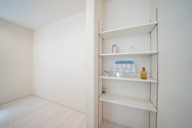 【横浜市南区永田台23-3全2棟新築戸建て】★仲介手数料無料★（永田台小学校・永田中学校）の収納|可動棚付きの収納スペースをキッチン横に設置。食品ストックや調理家電などをすっきり収納でき、使い勝手の良さが魅力です。