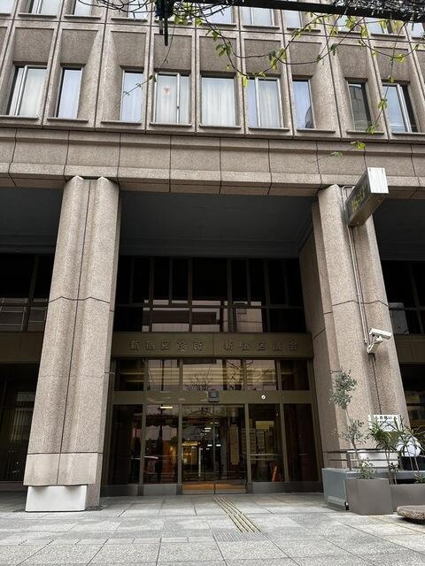 新宿区役所まで943m
