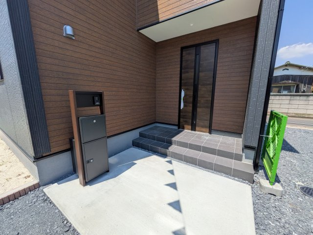 第3　土浦市並木　新築戸建ての玄関|お洒落な玄関ドアと洗練された外壁デザイン。家の顔にふさわしい上質な佇まいで、ご家族やお客様を迎えます。