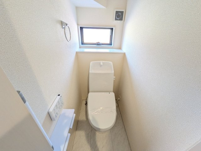 第3　土浦市並木　新築戸建てのトイレ|窓付きで明るく白を基調とした清潔感のあるトイレは温水洗浄便座付きです♪
