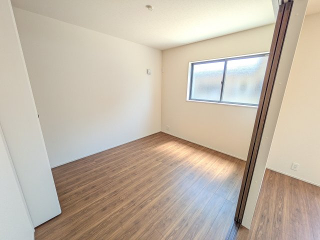 第3　土浦市並木　新築戸建ての洋室|リビングと繋がる多目的スペース。引き戸を開ければ広々LDK、閉じれば客間や書斎、お子様の遊び場に早変わりします。