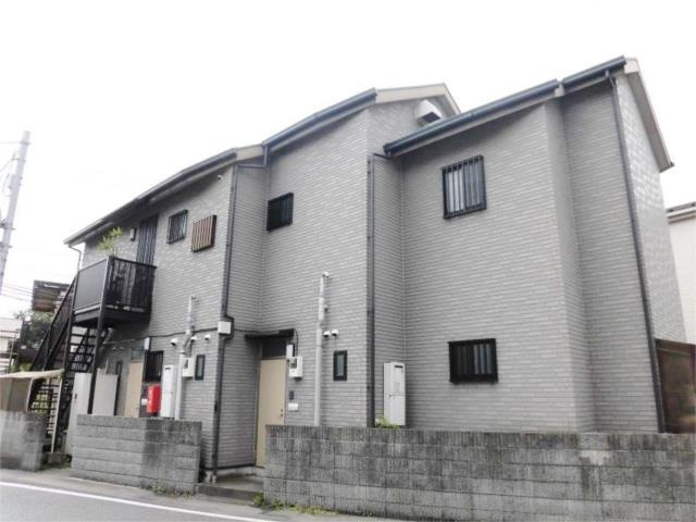 稲城市東長沼のアパートの外観