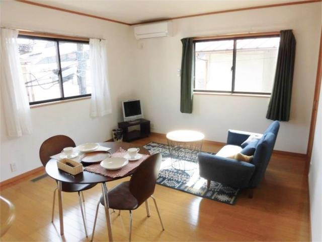 稲城市東長沼のアパートのロビー