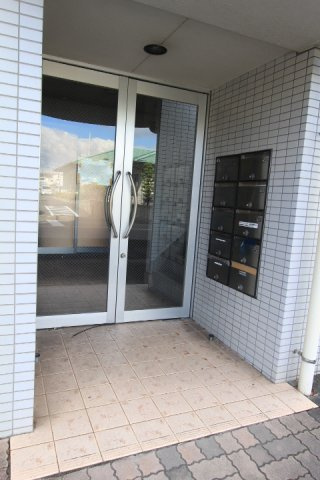 春日井市二子町１丁目の賃貸マンションのエントランス