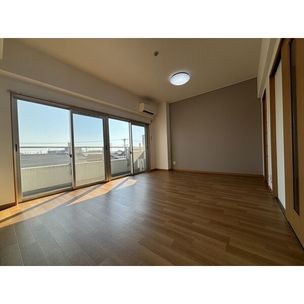 春日井市二子町１丁目の賃貸マンションの居間・リビング