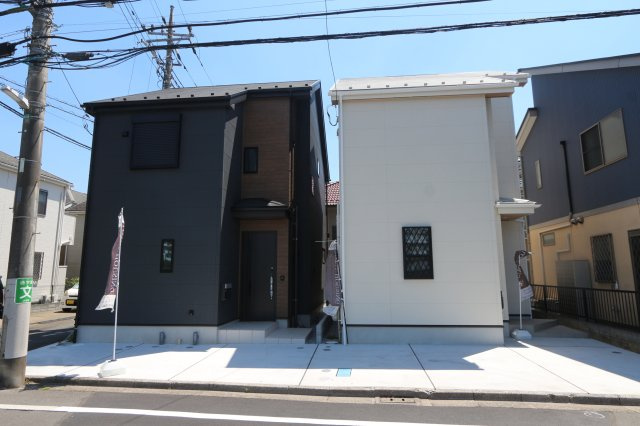 小平市小川西町５丁目　の外観|カースペースは広々2台分を確保しております。