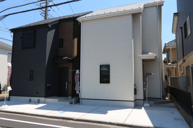 小平市小川西町５丁目　の外観|角地の２面採光で明るい住まい♪
前面道路8Ｍ幅員で開放感があり風通し・日当たり良好です！