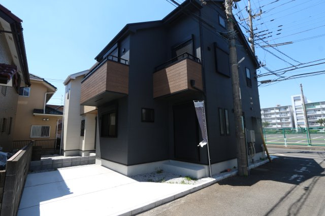 小平市小川西町５丁目　の外観|リビングイン階段と対面式キッチン。家族の自然なふれあいを重視したプラン♪