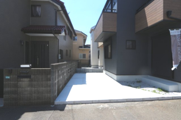 小平市小川西町５丁目　の外観|固定階段式のロフトで上り下りも楽々！
収納だけでなく、ちょっとした趣味の部屋、またはお子様の秘密基地にも