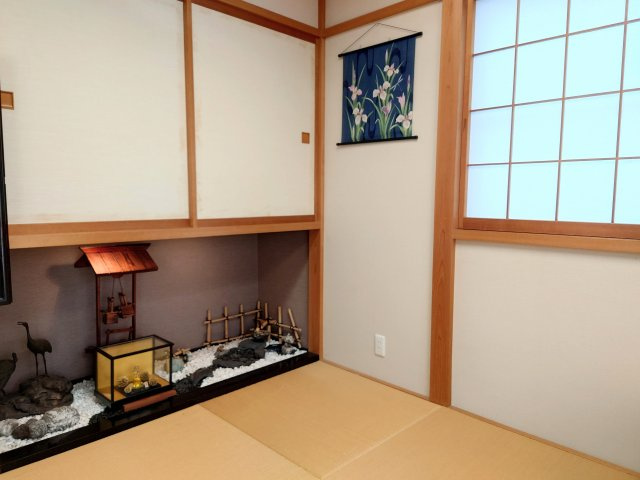 売中古戸建　静岡市駿河区中島の和室|おしゃれな吊り収納を備えています！