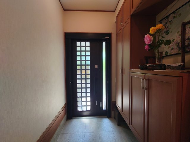 売中古戸建　静岡市駿河区中島の玄関|大型のシューズボックスは収納力に優れ、玄関がすっきり片付きます！