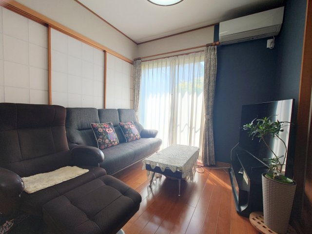 売中古戸建　静岡市駿河区中島の居間・リビング|リビングは南西向きの大きな窓があり、光が差し込む時間が長いのが嬉しいポイントです！