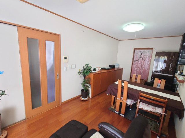 売中古戸建　静岡市駿河区中島の居間・リビング|写真左側の扉を開けると玄関ホールです！
