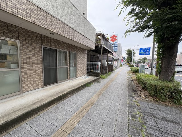平塚市天沼の店舗事務所の駐車場