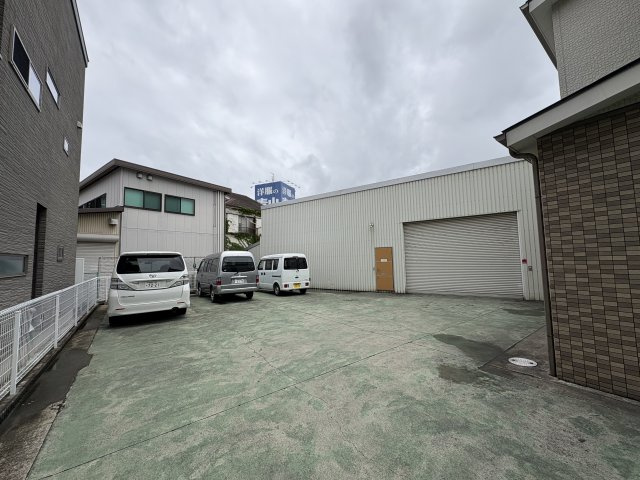 平塚市天沼の店舗事務所の駐車場