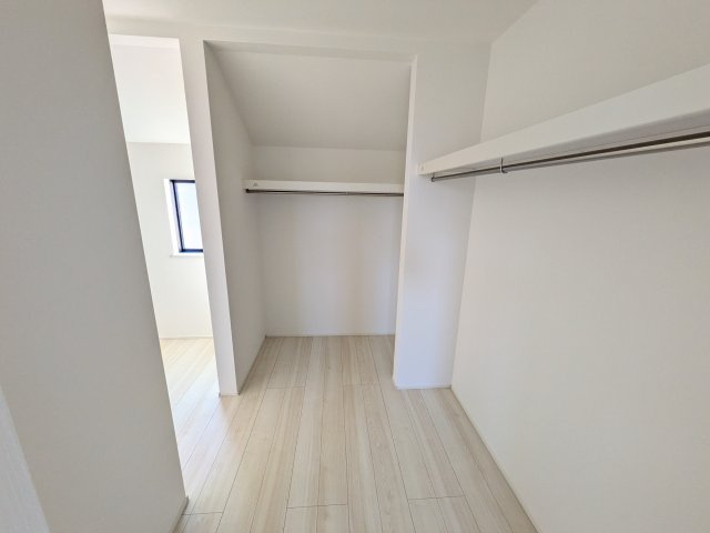 牛久市神谷1丁目　01期　新築戸建ての収納|パイプ棚付きで奥行きもある大容量のクローゼットです♪