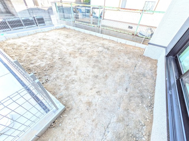 牛久市神谷1丁目　01期　新築戸建ての庭|リビングに明るい光を届ける南庭。
お子様の遊び場やペットのスペースとしても最適です。
室内外で心地よい暮らしが叶います。