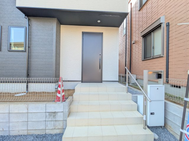牛久市神谷1丁目　01期　新築戸建ての玄関|玄関ドアはカードキーで開閉も楽々♪
スマホでの開錠と施錠も可能です！
玄関上部には人感センサー付きのダウンライトがあるので、夜間の帰宅時に自動で点灯してくれます♪
防犯対策面にも一役買ってくれます！