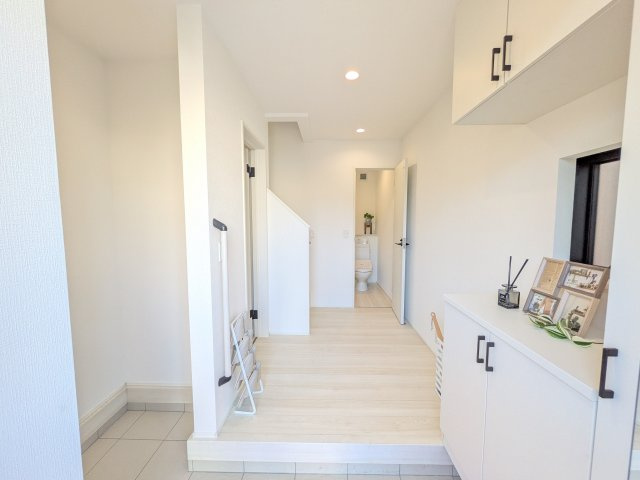 牛久市神谷1丁目　01期　新築戸建ての玄関|大型のシューズボックスは大容量で、可動棚になっておりブーツや長靴も収納出来ます♪
玄関に手すりがあるのがうれしいですね！