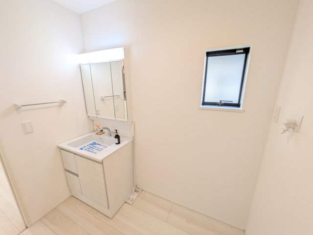 牛久市神谷1丁目　01期　新築戸建ての独立洗面台|人気の三面鏡の洗面化粧台は鏡の裏側がすべて収納になっており、収納力も魅力的です♪
水栓はシャワーヘッドになっており朝シャンも可能です！