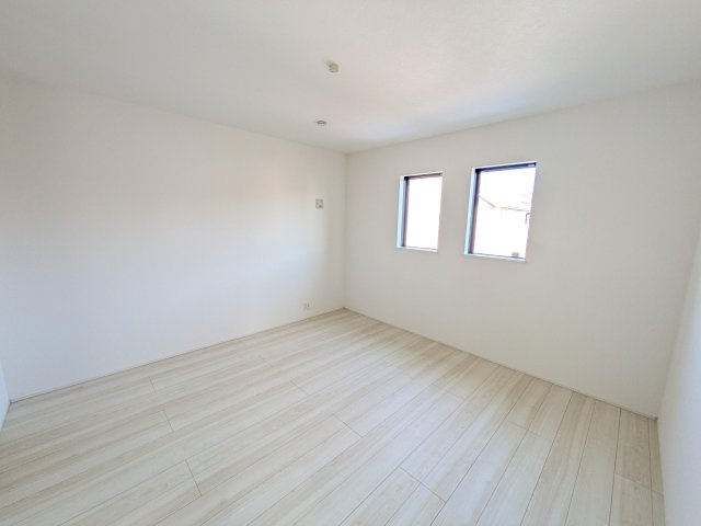 牛久市神谷1丁目　01期　新築戸建ての洋室|バルコニーに面した２面採光で明るく開放的な洋室です♪