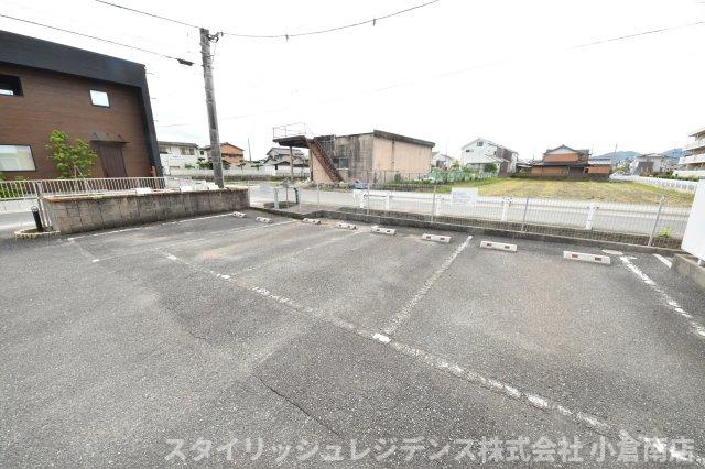 ヴィラシャーメゾン行橋　プリモの駐車場
