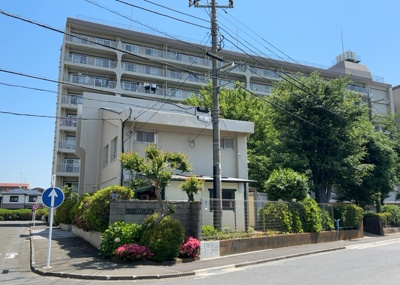 【現況写真】 | 相模原リリエンハイムＣ棟 | 外観はマンション管理がされているかの目安になります。築年数が古いと、壁面は劣化してひび割れが生じることも！建物が古びていても細かいところが修繕されていると、きちんと管理されているなぁと感じるでしょう。