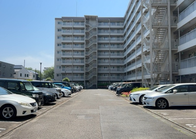 【駐車場】 | 相模原リリエンハイムＣ棟 | 車一台あたりに必要なスペースは、標準サイズの普通自動車で横幅2m50cm、長さ5mは必要になります。ただし、乗降のことも考慮して横幅3m30cm、長さ5m50cmほどは確保できるところを選びましょう。