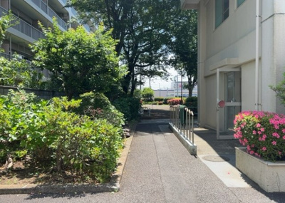 【中庭】 | 相模原リリエンハイムＣ棟 | 中庭（パティオ）とは、一つの建築物の内部に設けられた、壁などで囲われている庭のことを指します。コの字型、ロの字型が主流ですが、L字型の中庭もあります。最近では、インテリア性の高さからも人気があります。