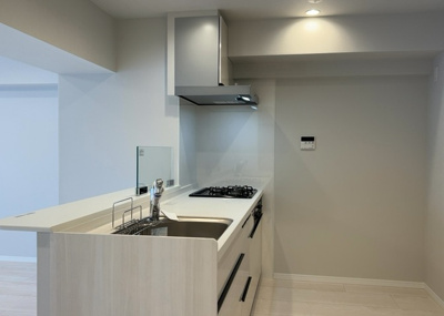 【キッチン】 | 相模原リリエンハイムＣ棟 | 標準的なシステムキッチンの横幅は、165cm～300cm程度です。2100・2400・2550・2700などミリ単位で表記されます。普段どのように料理をするのかを想定しながら合ったサイズを選びましょう