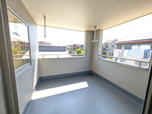 第1　土浦市木田余東台　新築戸建て　1号棟のバルコニー|広々としたワイドバルコニーは、日当たり良好で毎日の洗濯物干しに最適です。