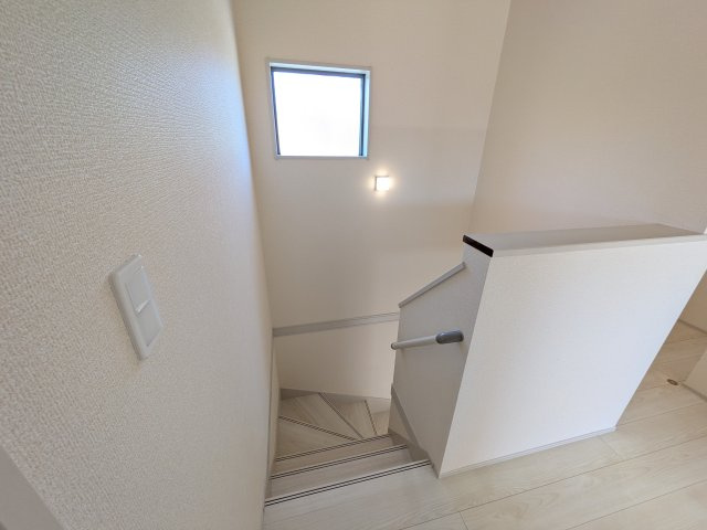 第1　土浦市木田余東台　新築戸建て　1号棟の内装|窓付きで明るい階段は、手すり付きでお子様からご年配の方まで安心して上り下りができます♪