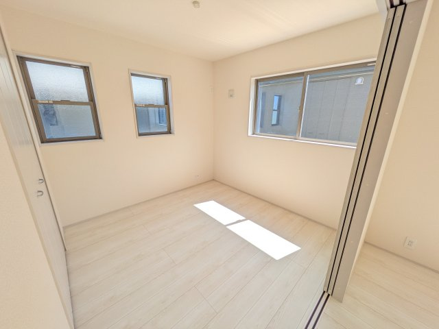 第1　土浦市木田余東台　新築戸建て　1号棟の洋室|リビングと繋がる多目的スペース。引き戸を開ければ広々LDK、閉じれば客間や書斎、お子様の遊び場に早変わりします。